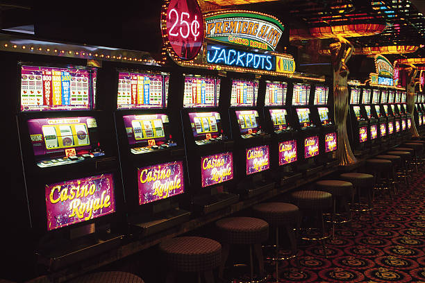lunas app showing live-dealer blackjack and roulette tables